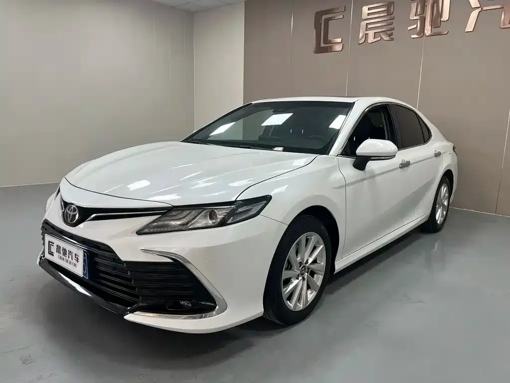 Toyota Camry — фото 1