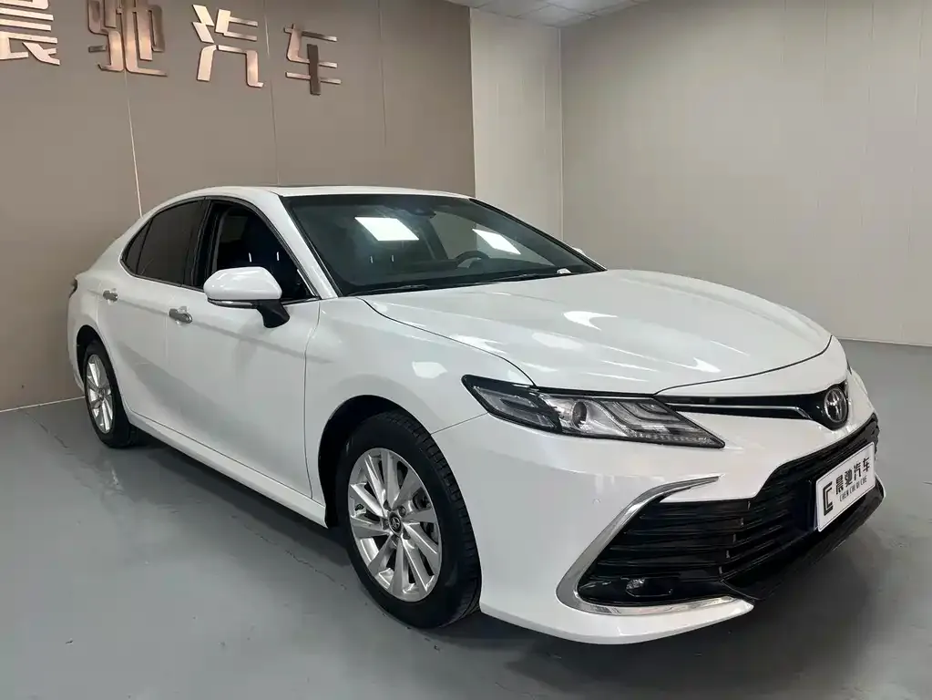 Toyota Camry — фото 2