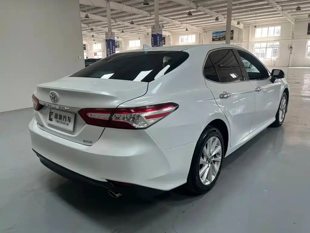 Toyota Camry — фото 7