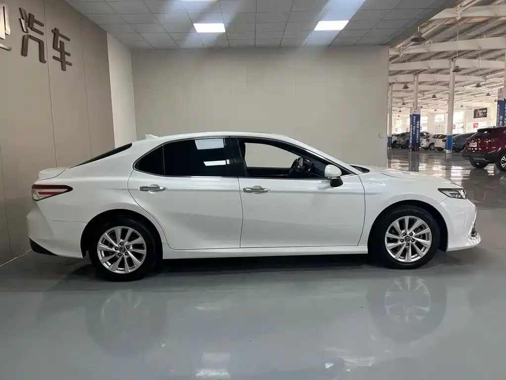 Toyota Camry — фото 4