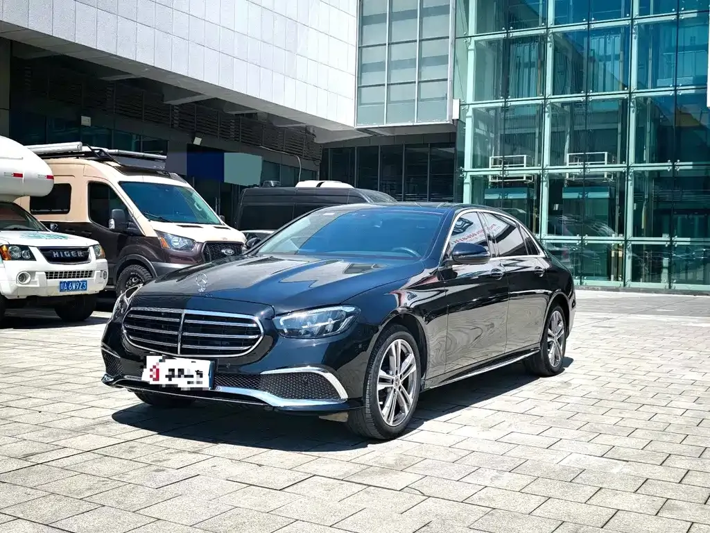 Mercedes-Benz E-Class — фото 1