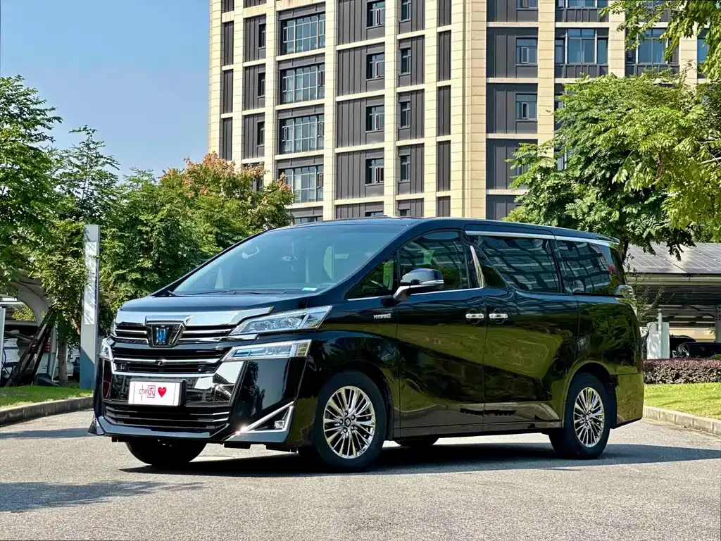 Toyota Vellfire — фото 1