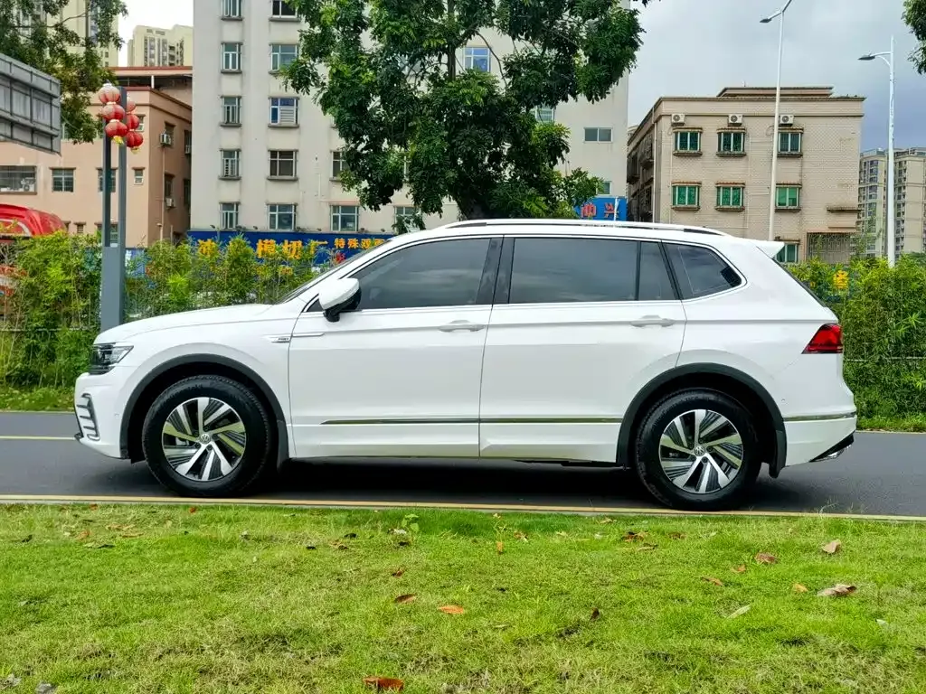 Volkswagen Tiguan L PHEV — фото 9