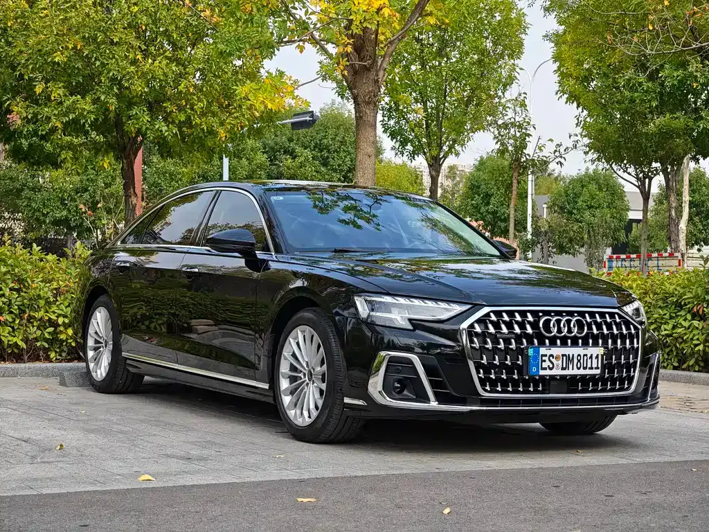 Audi A8 — фото 1