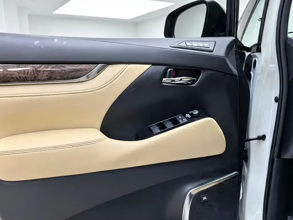 Toyota Alphard — фото 2