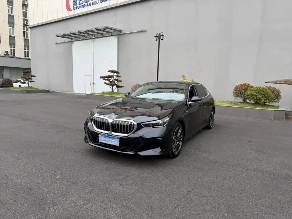 BMW 5 Series — фото 1