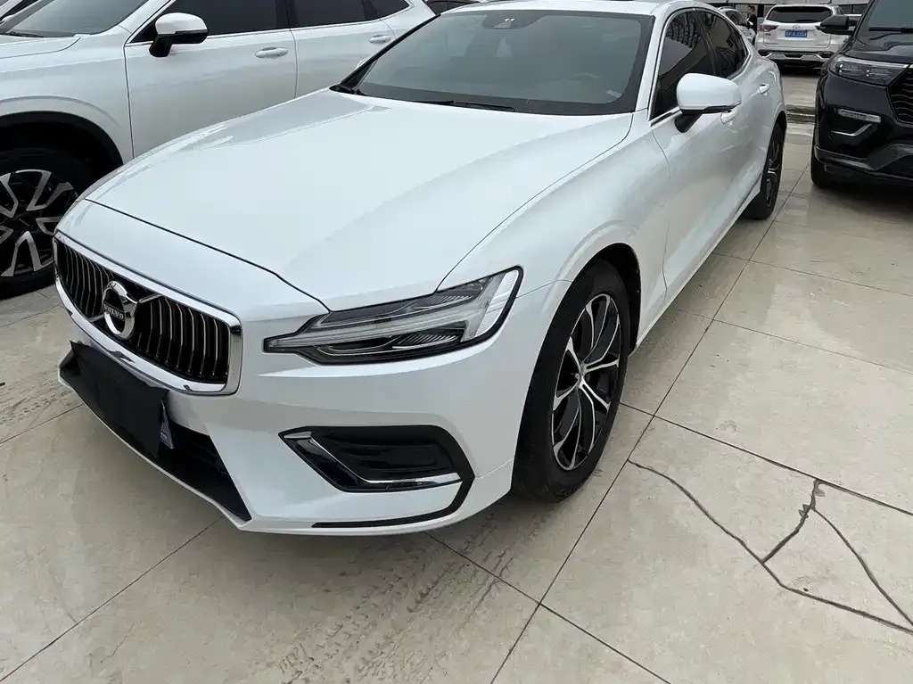 Volvo S60 — фото 1