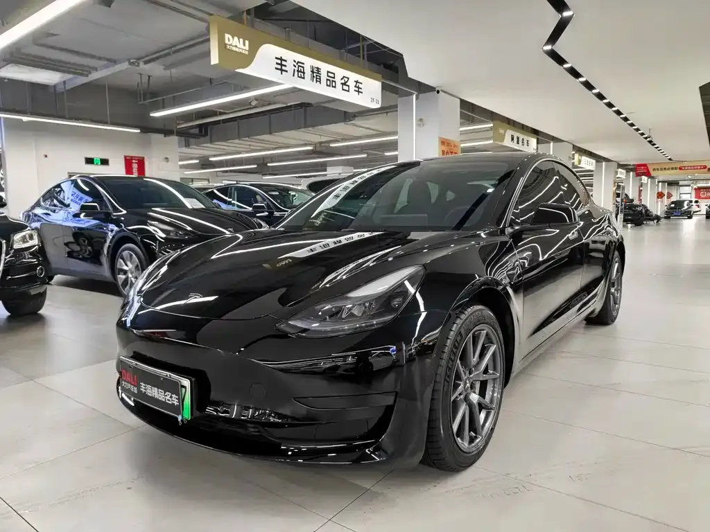 Tesla Model 3 — фото 1