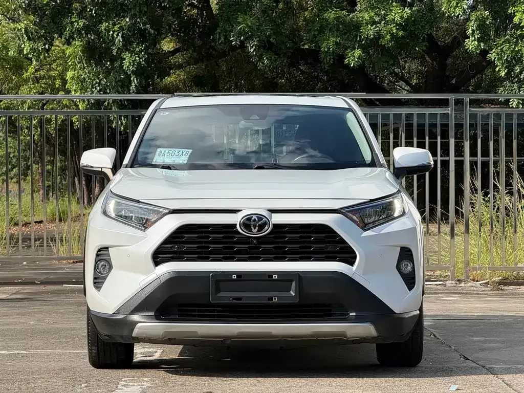 Toyota RAV4 — фото 1