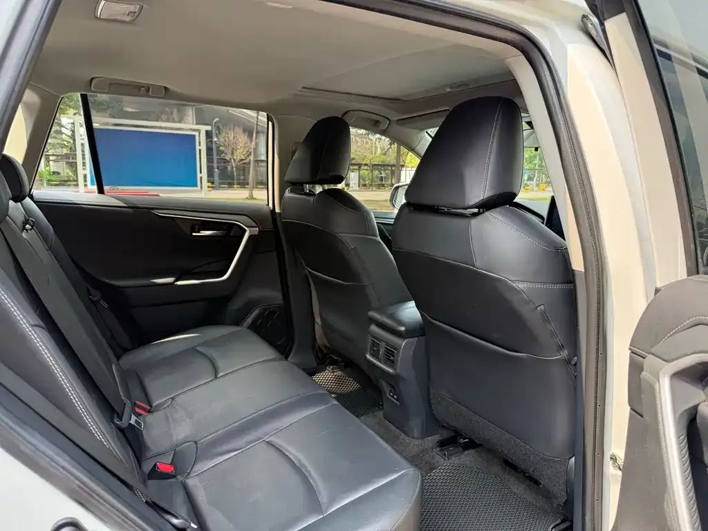 Toyota RAV4 — фото 3