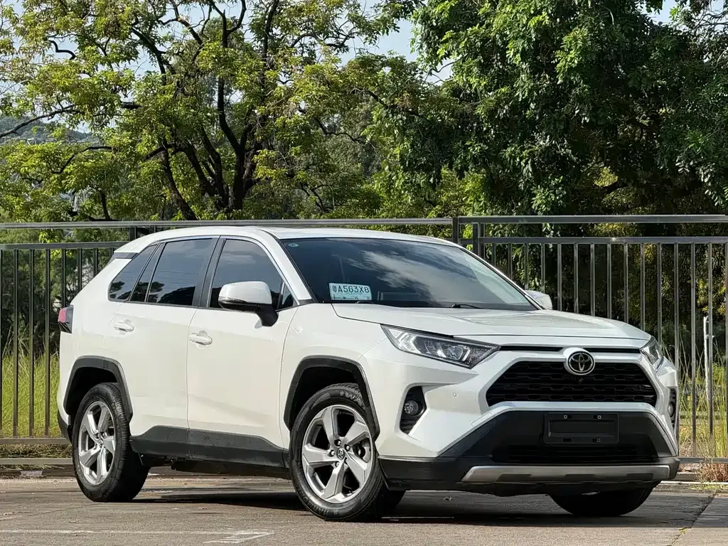 Toyota RAV4 — фото 7
