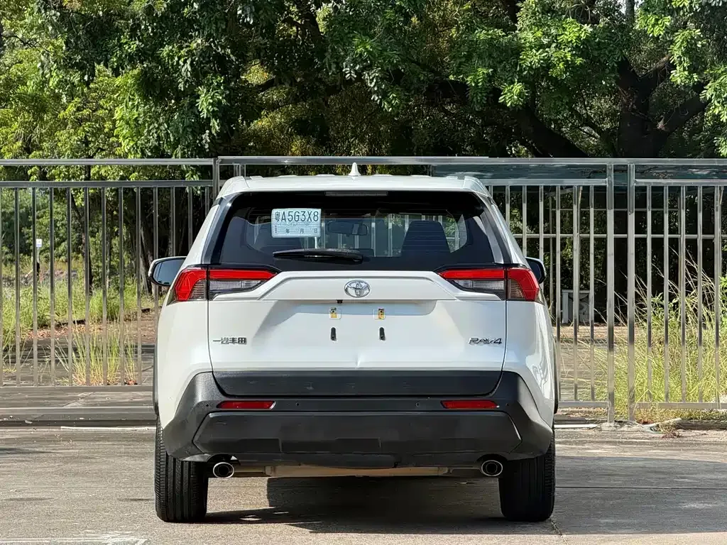 Toyota RAV4 — фото 5