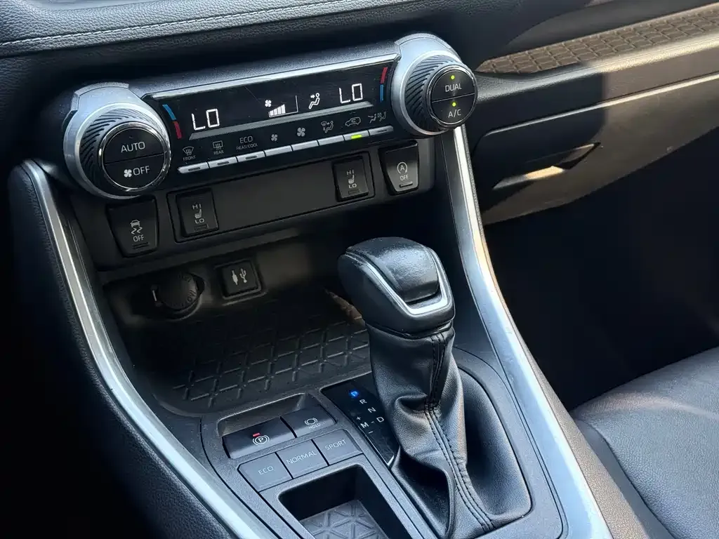 Toyota RAV4 — фото 9