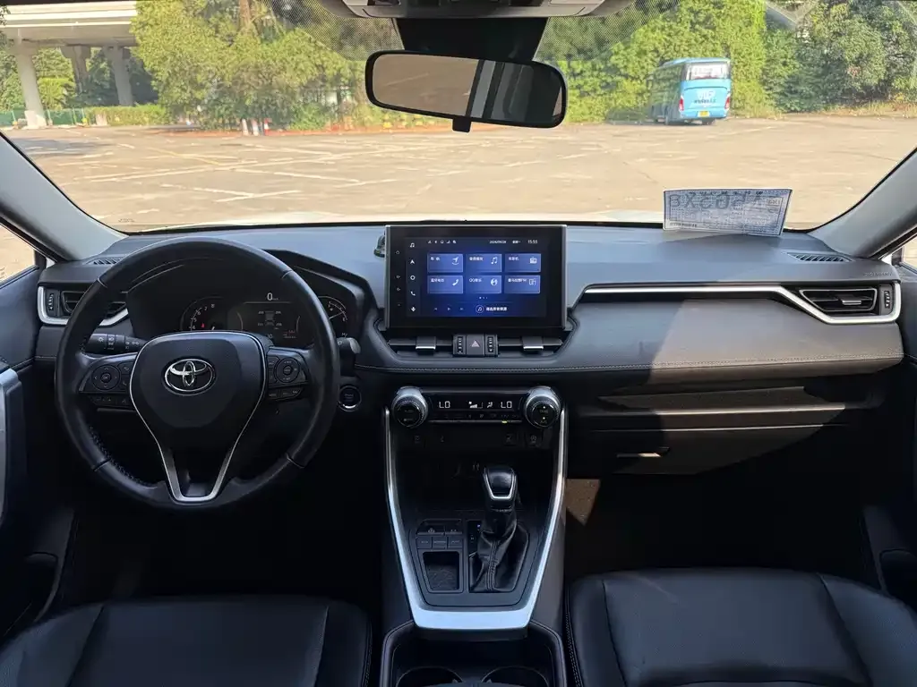 Toyota RAV4 — фото 2