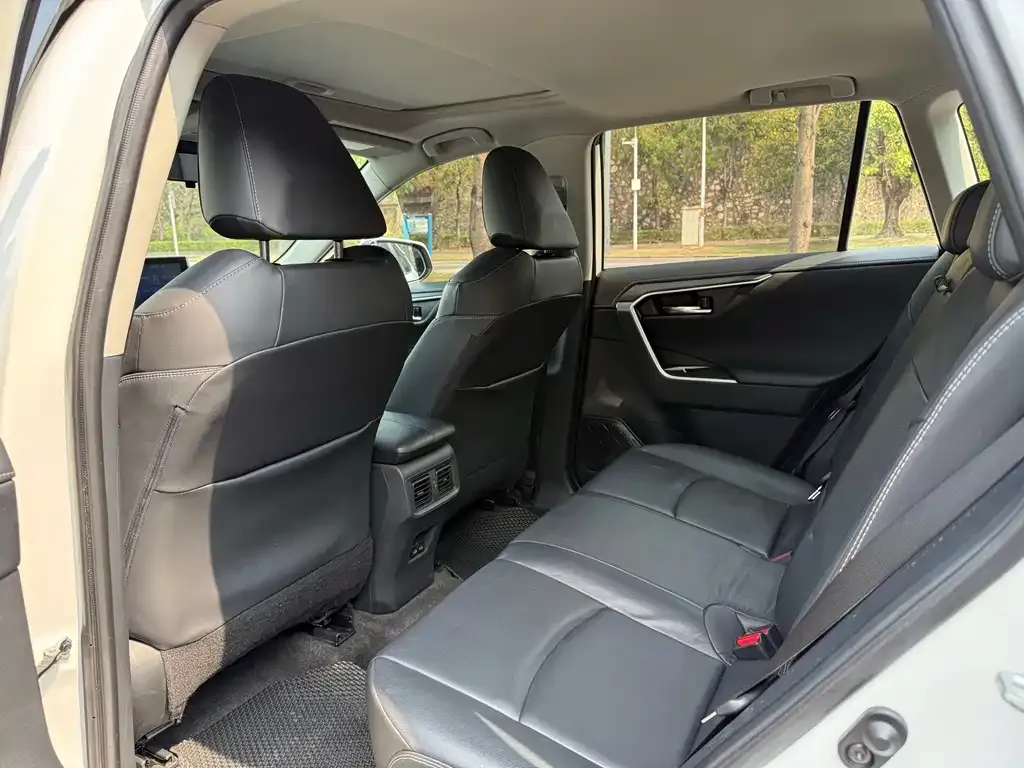 Toyota RAV4 — фото 4