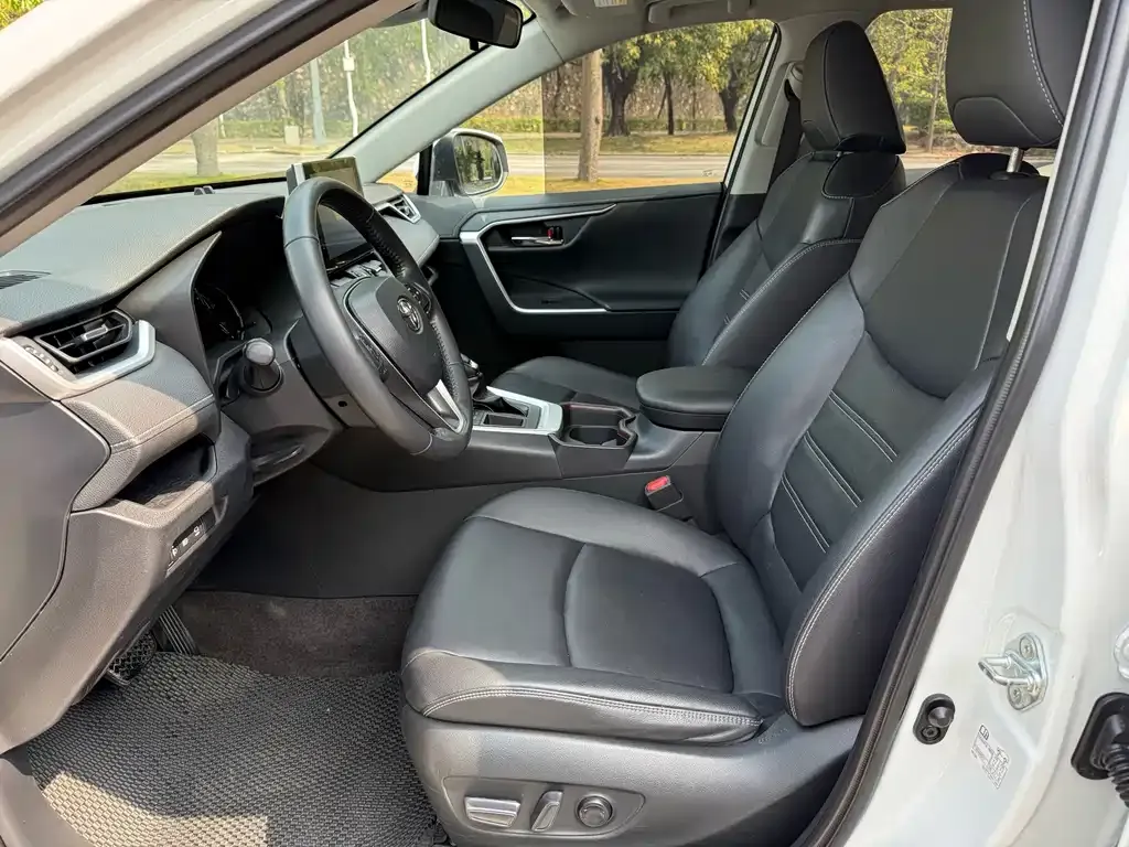 Toyota RAV4 — фото 10