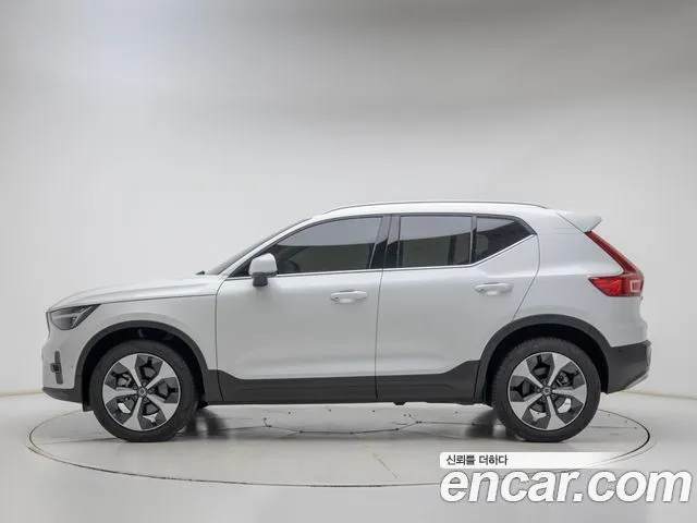 Volvo XC40 — фото 8