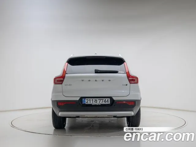 Volvo XC40 — фото 7