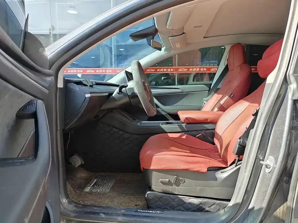 Tesla Model Y — фото 10