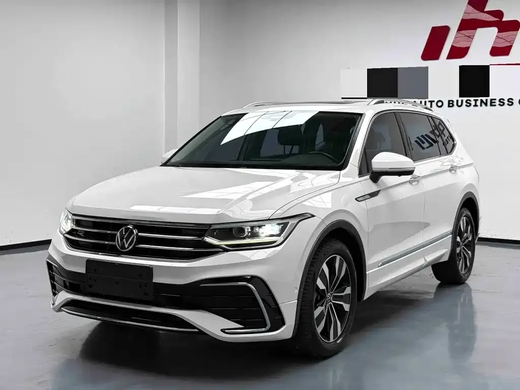 Volkswagen Tiguan L — фото 1