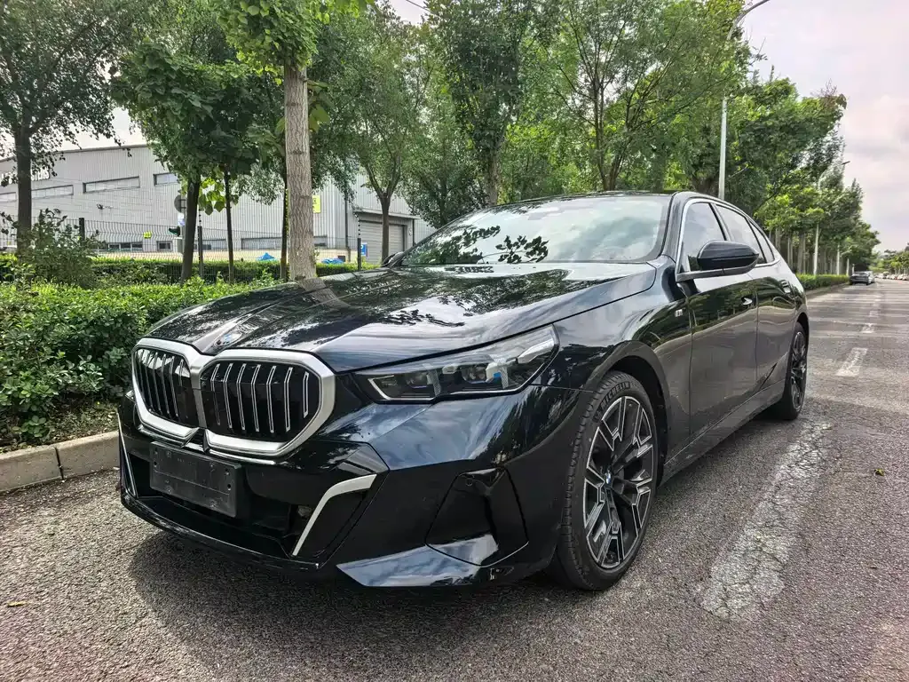 BMW 5 Series — фото 1