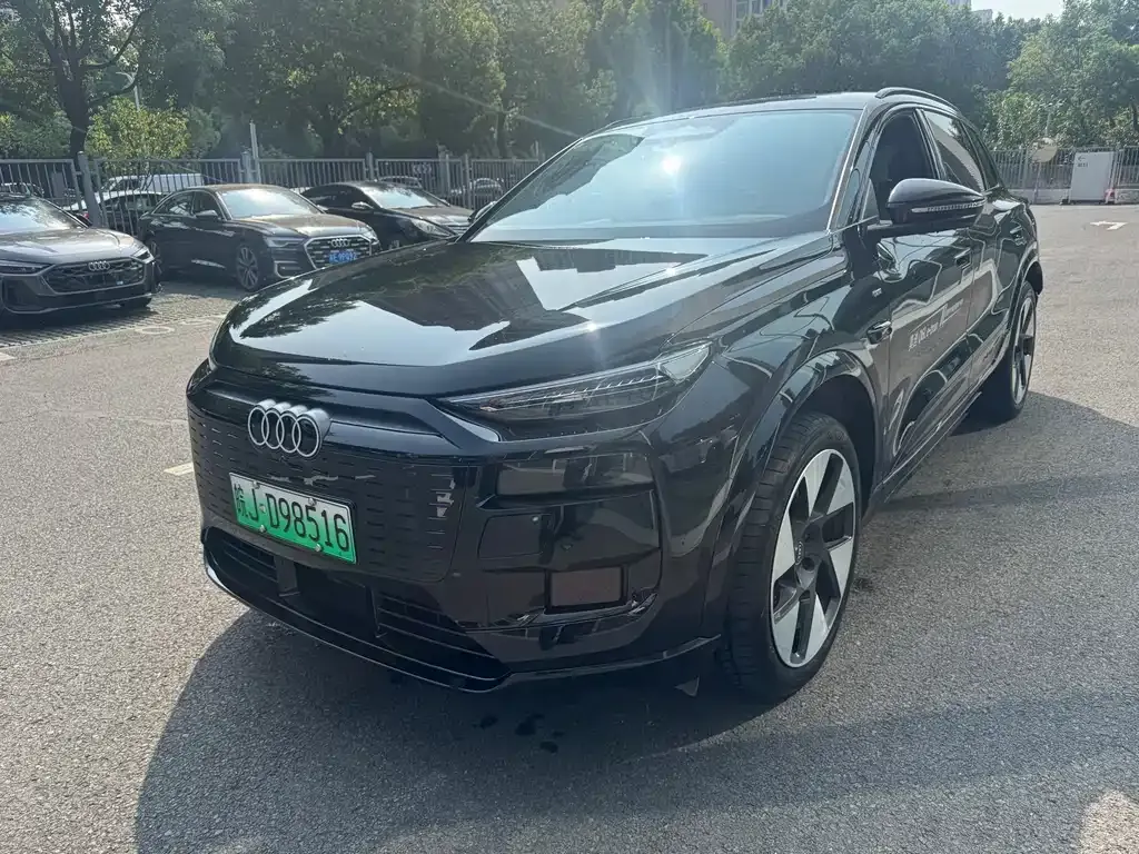 Audi Q6L e-tron — фото 1