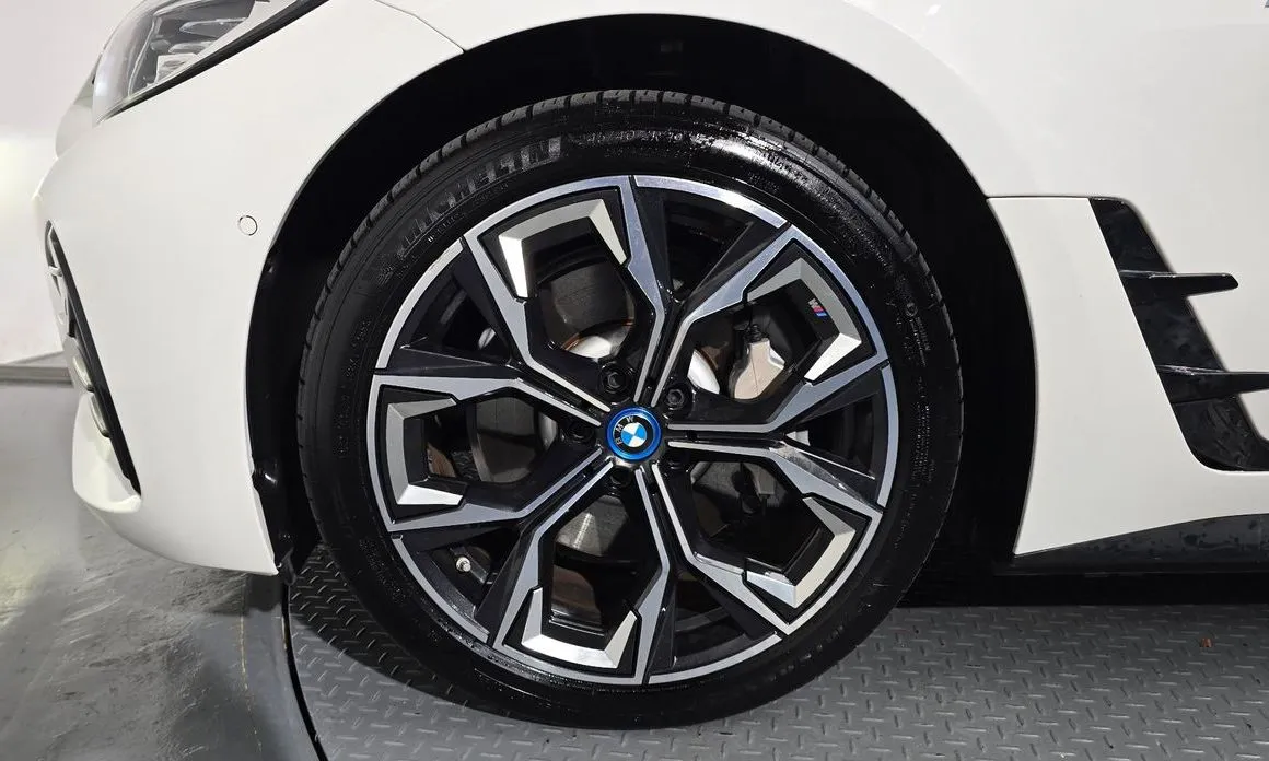 BMW i4 — фото 10