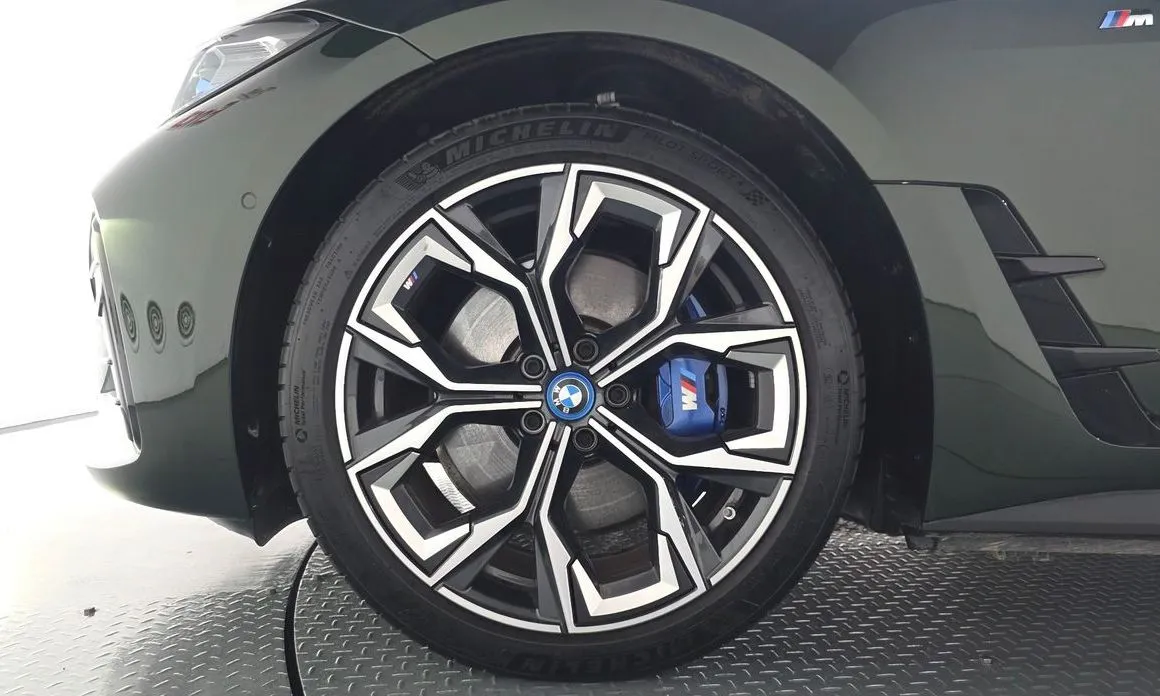 BMW i4 — фото 10