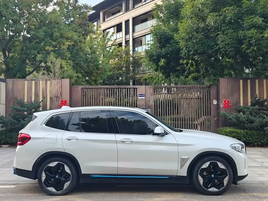 BMW iX3 — фото 10