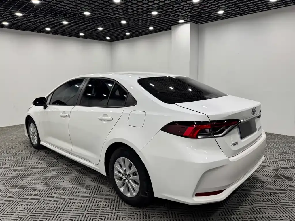 Toyota Corolla — фото 5