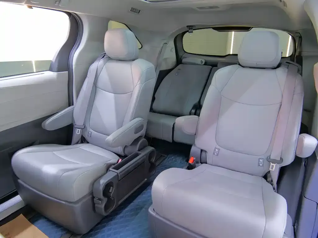 Toyota Granvia — фото 4