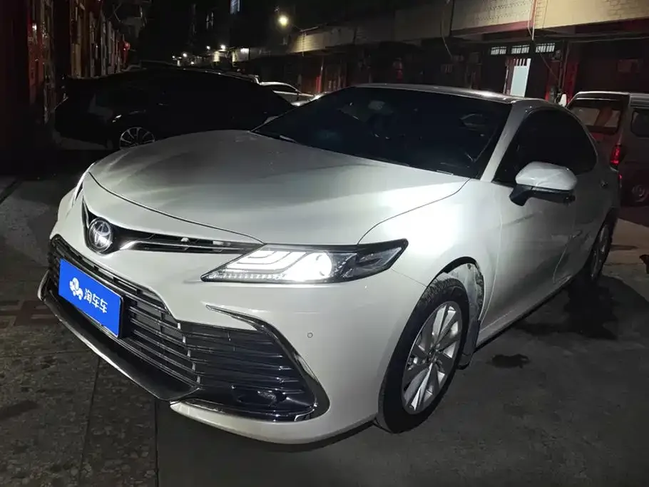 Toyota Camry — фото 1