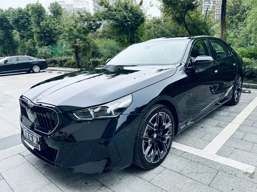 BMW 5 Series — фото 1