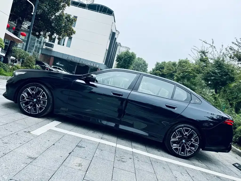 BMW 5 Series — фото 10
