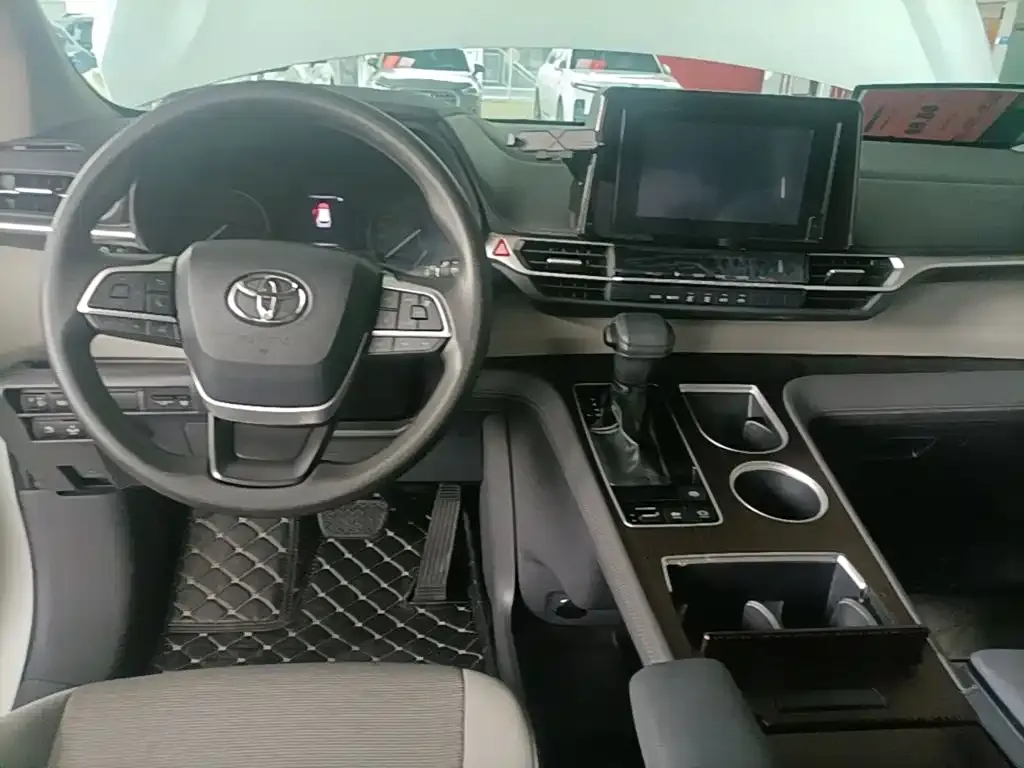 Toyota Sienna — фото 8