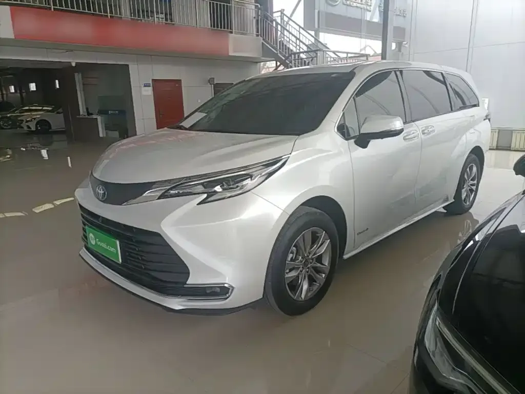 Toyota Sienna — фото 3