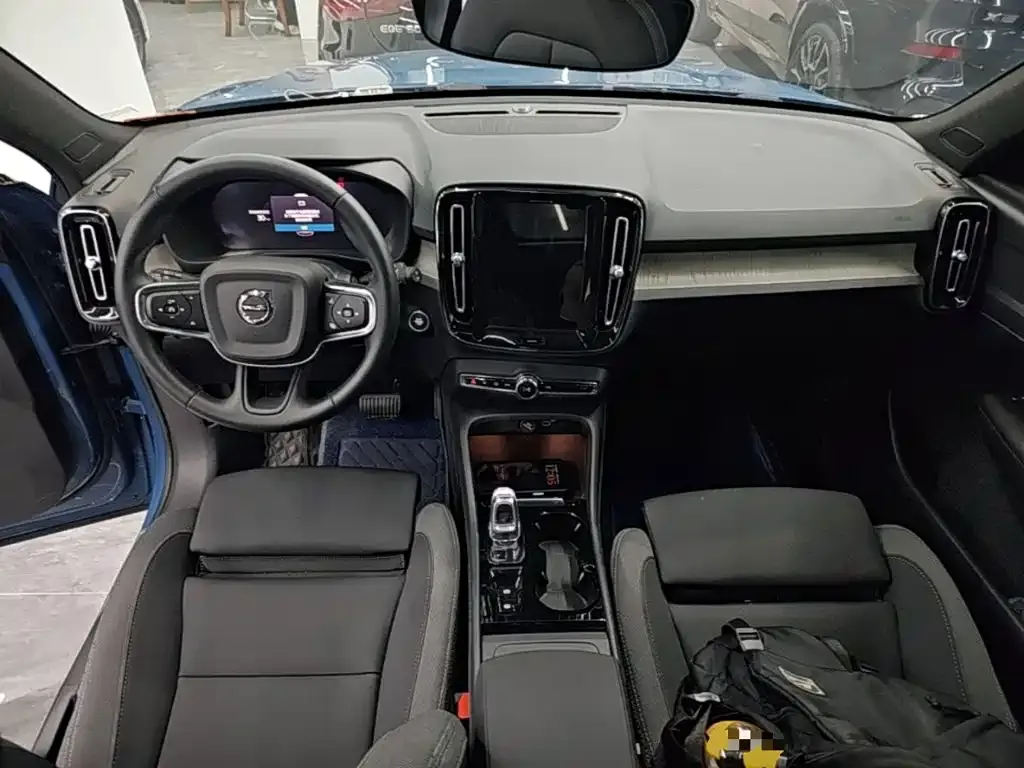 Volvo XC40 — фото 10
