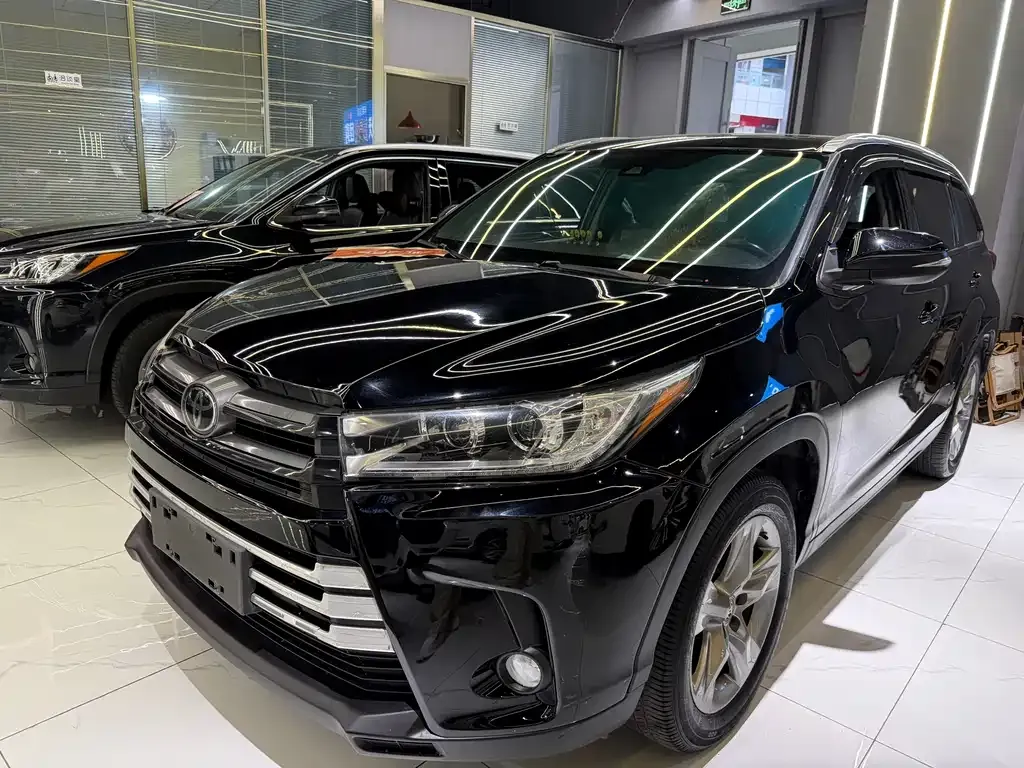 Toyota Highlander — фото 1