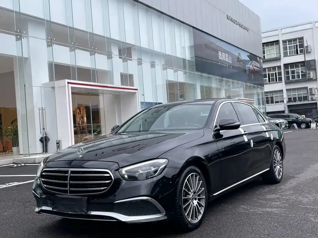 Mercedes-Benz E-Class — фото 1