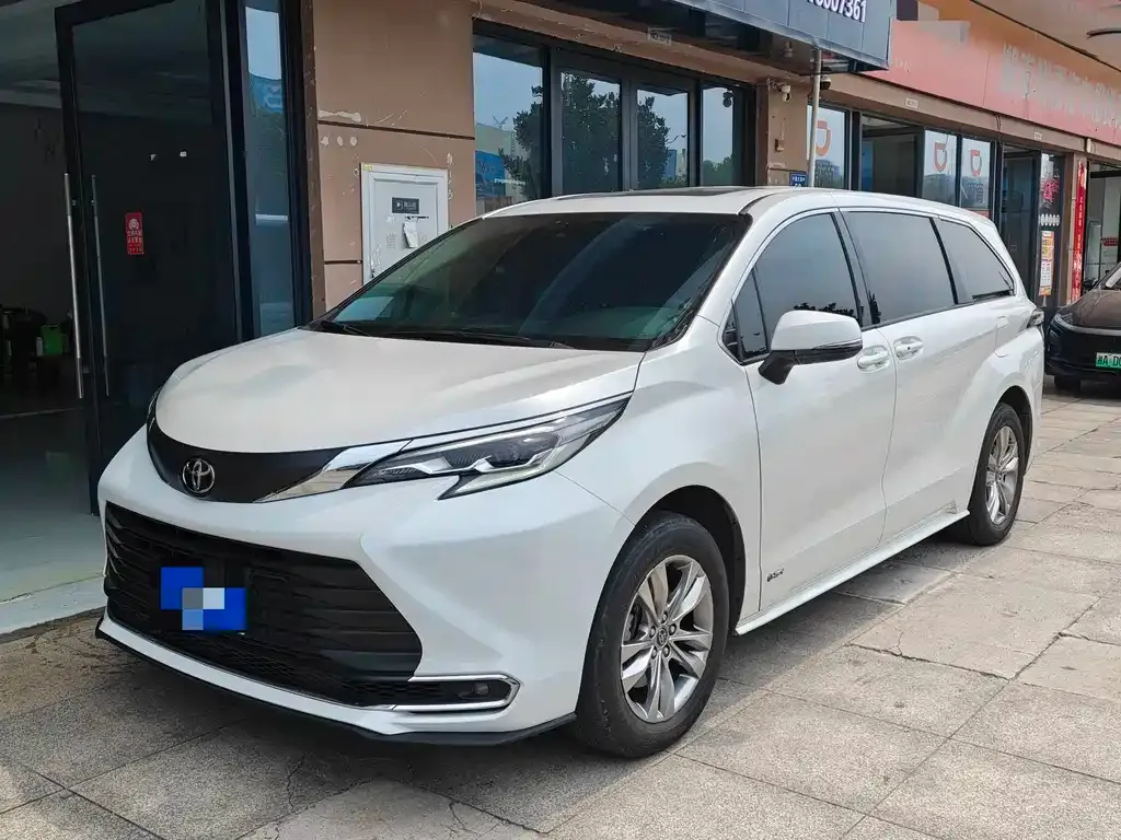 Toyota Sienna — фото 1