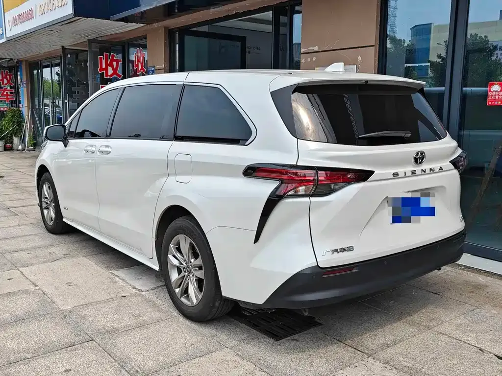 Toyota Sienna — фото 4
