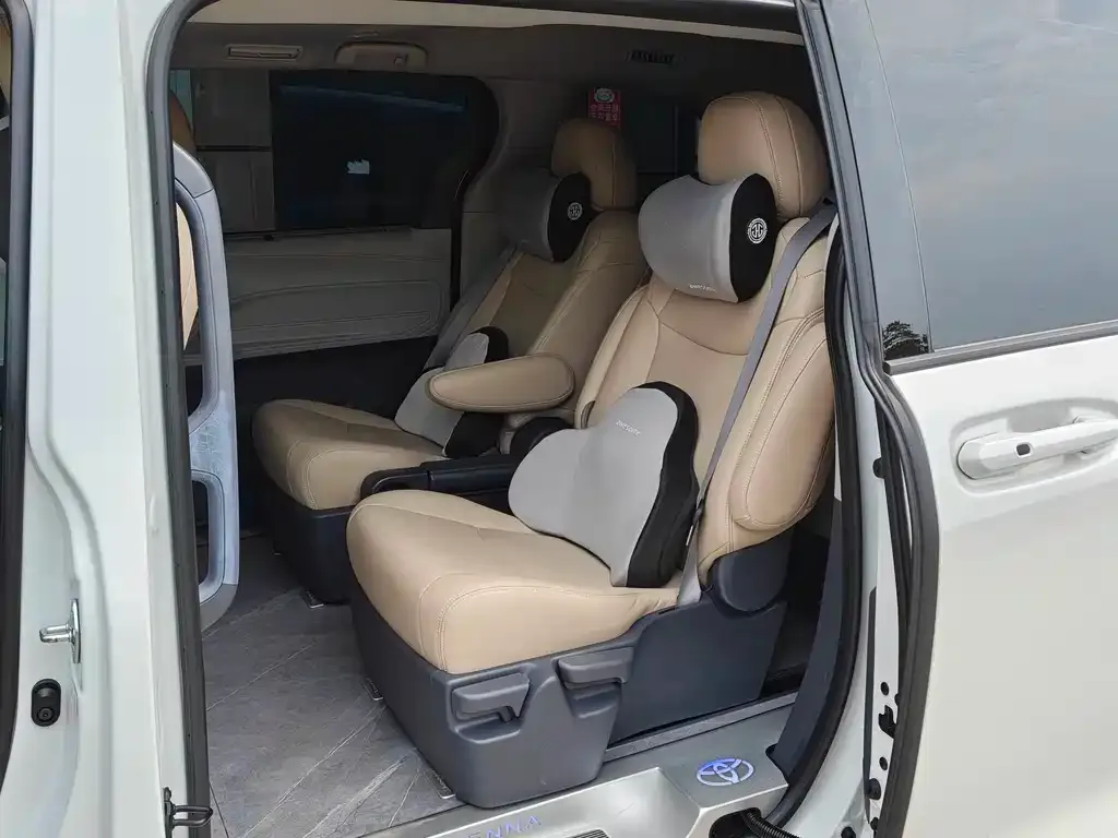 Toyota Sienna — фото 8