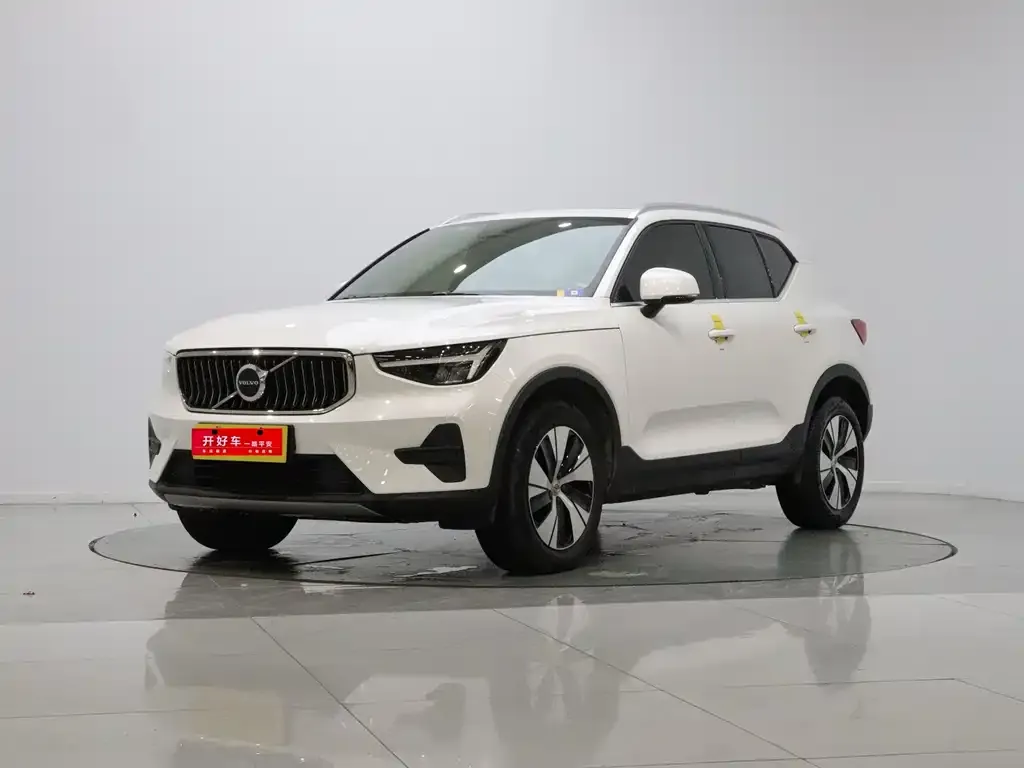 Volvo XC40 — фото 1