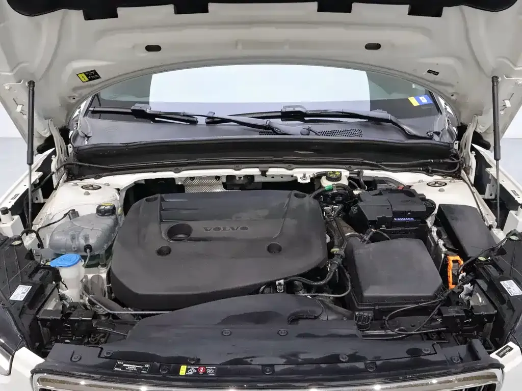 Volvo XC40 — фото 10