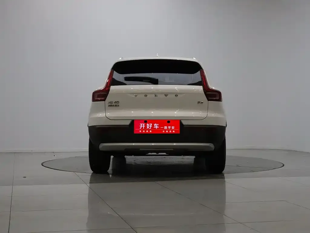 Volvo XC40 — фото 9