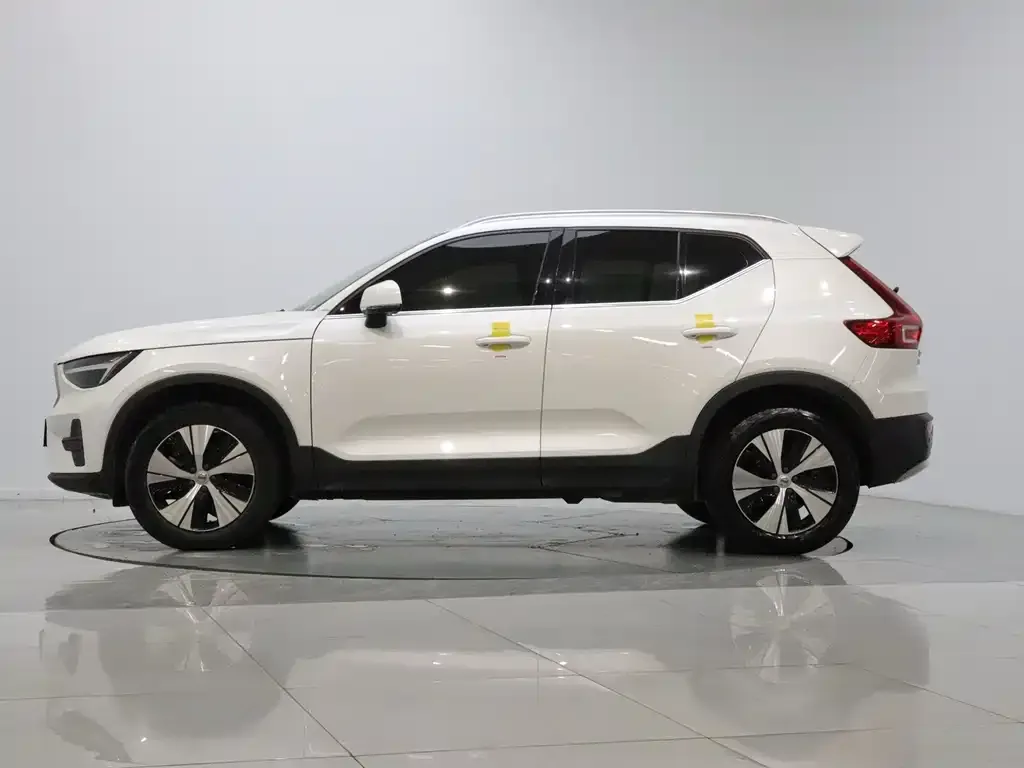 Volvo XC40 — фото 5