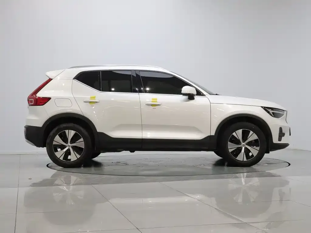 Volvo XC40 — фото 4