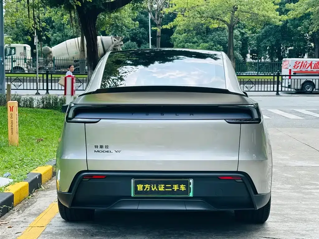 Tesla Model Y L — фото 7
