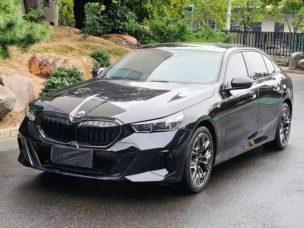 BMW 5 Series — фото 1