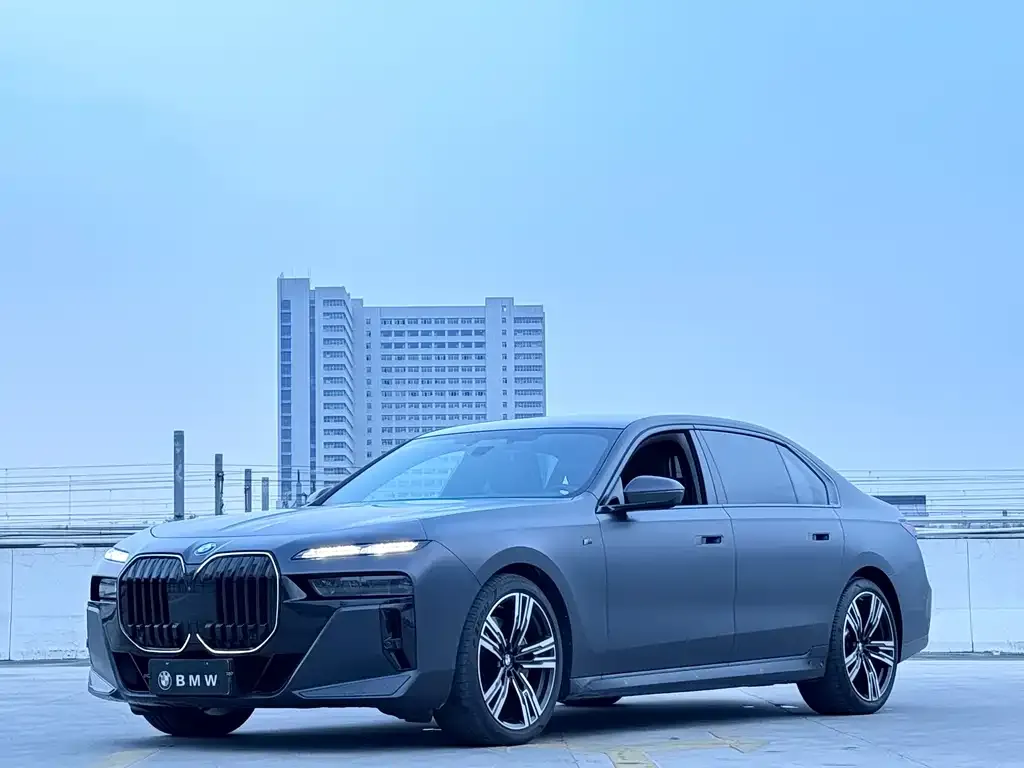 BMW 7 Series — фото 1